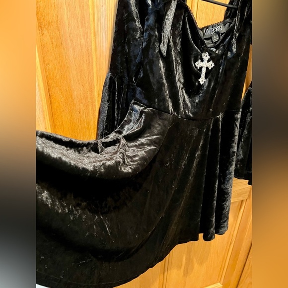 NWT Dolls Kill Widow Nocturnal Elegance Mini Dress in Black Velvet Silver Cross - Picture 5 of 16